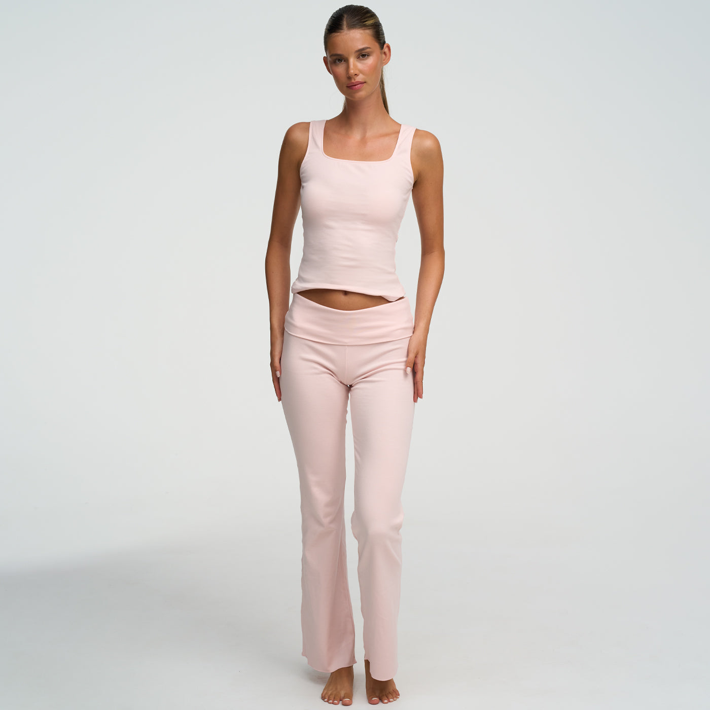 <div>Das Model ist 1,76m groß</div><span></span><div>und trägt Größe M</div>