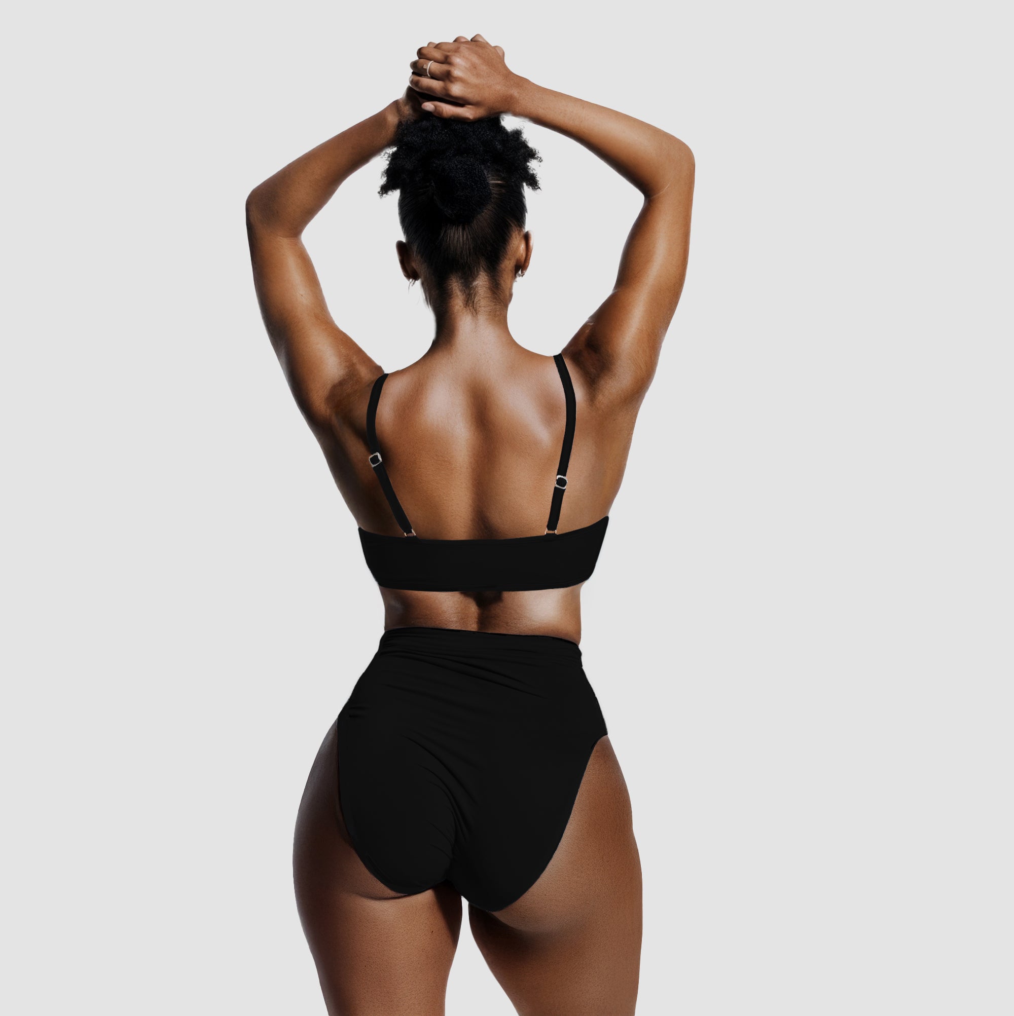 Twist-bikini med formende bikinitrusser