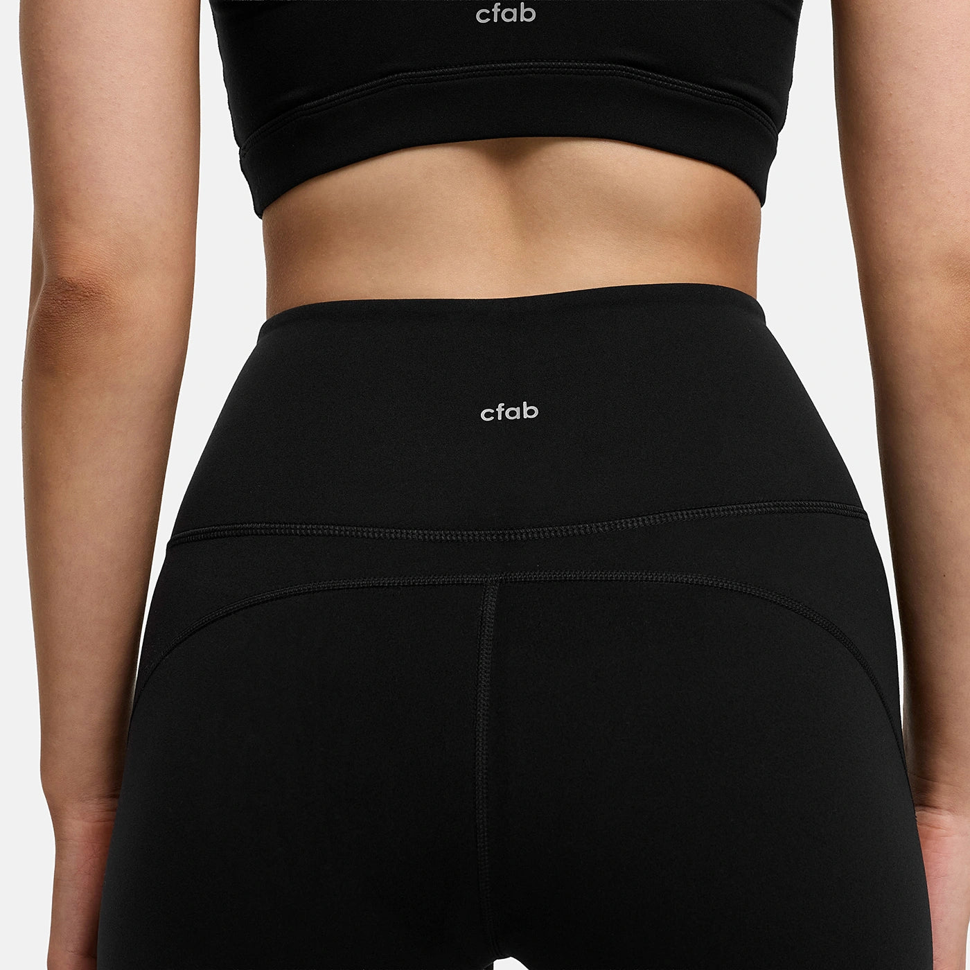 Leggings svasati sagomati con vita alta