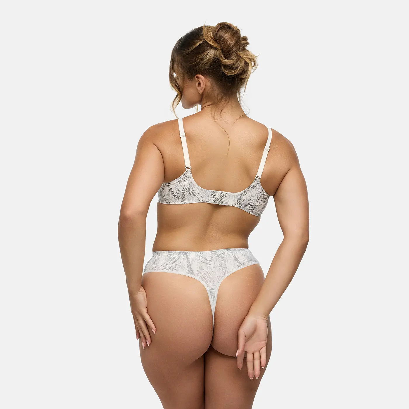 Das Model ist 1,70m groß und trägt Größe L