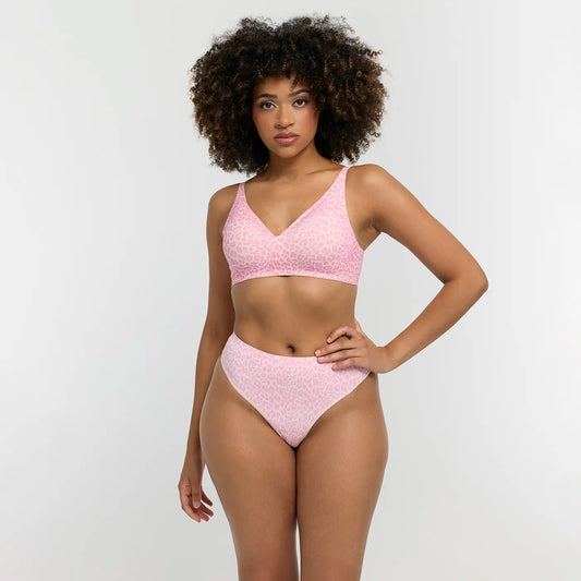 Das Model ist 1,77m groß und trägt Größe L.