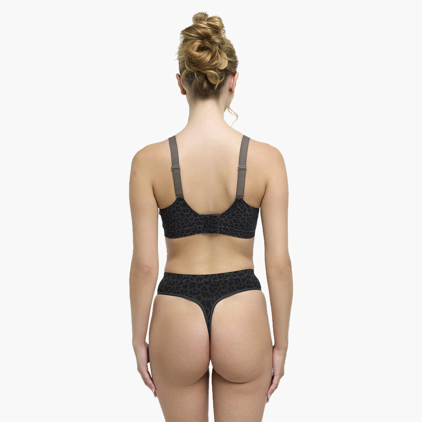 Das Model ist 1,73m groß und trägt Größe S.