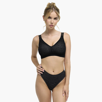 Das Model ist 1,73m groß und trägt Größe S.
