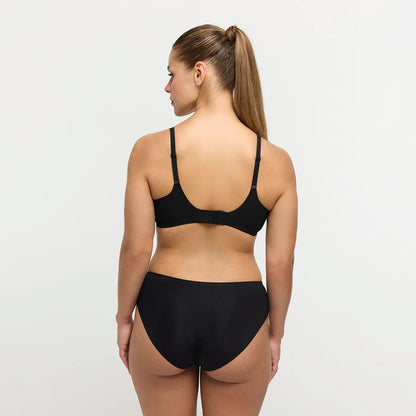 Das Model ist 1,67 m groß und hat die Körbchengröße 80C