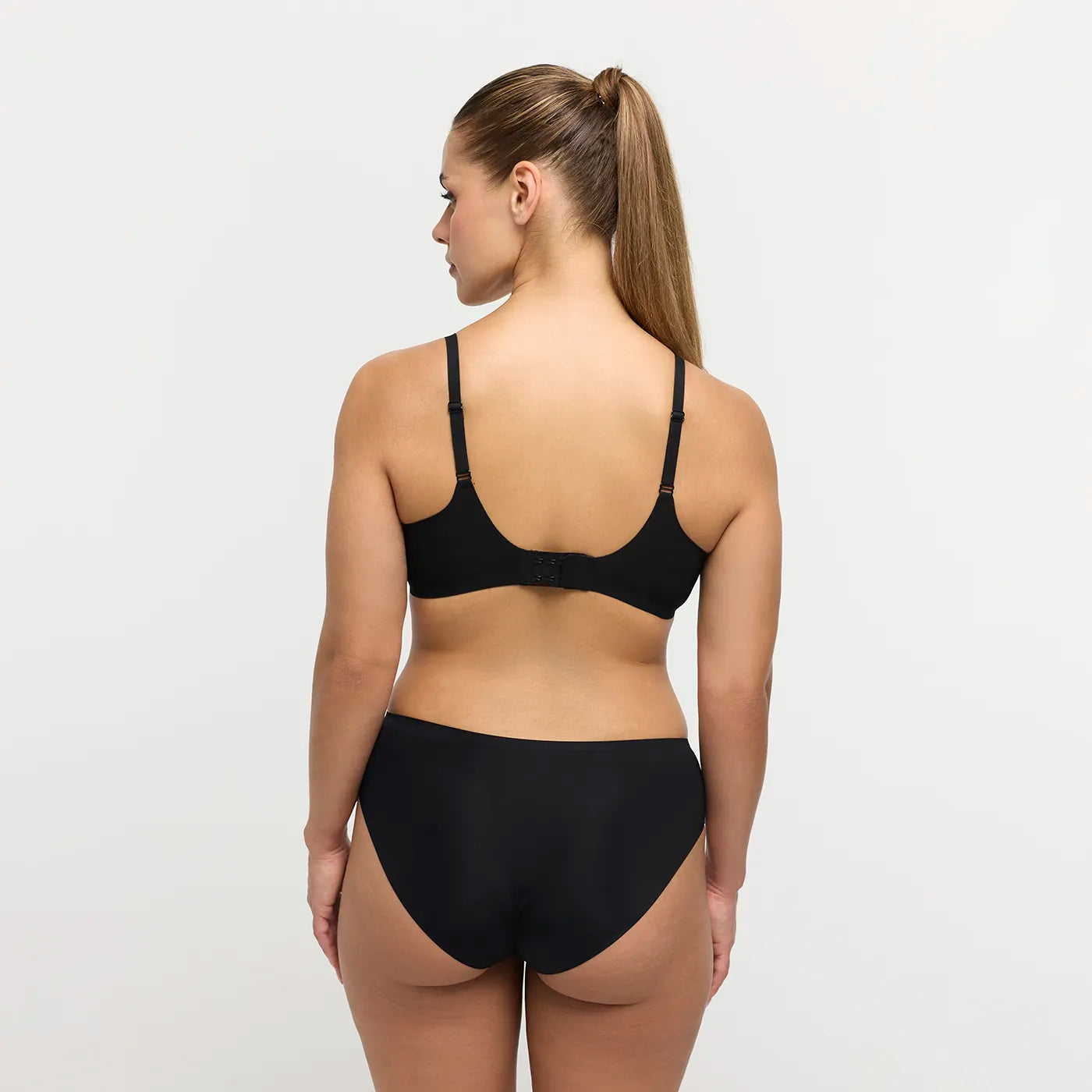 Das Model ist 1,67m groß und trägt Größe M.