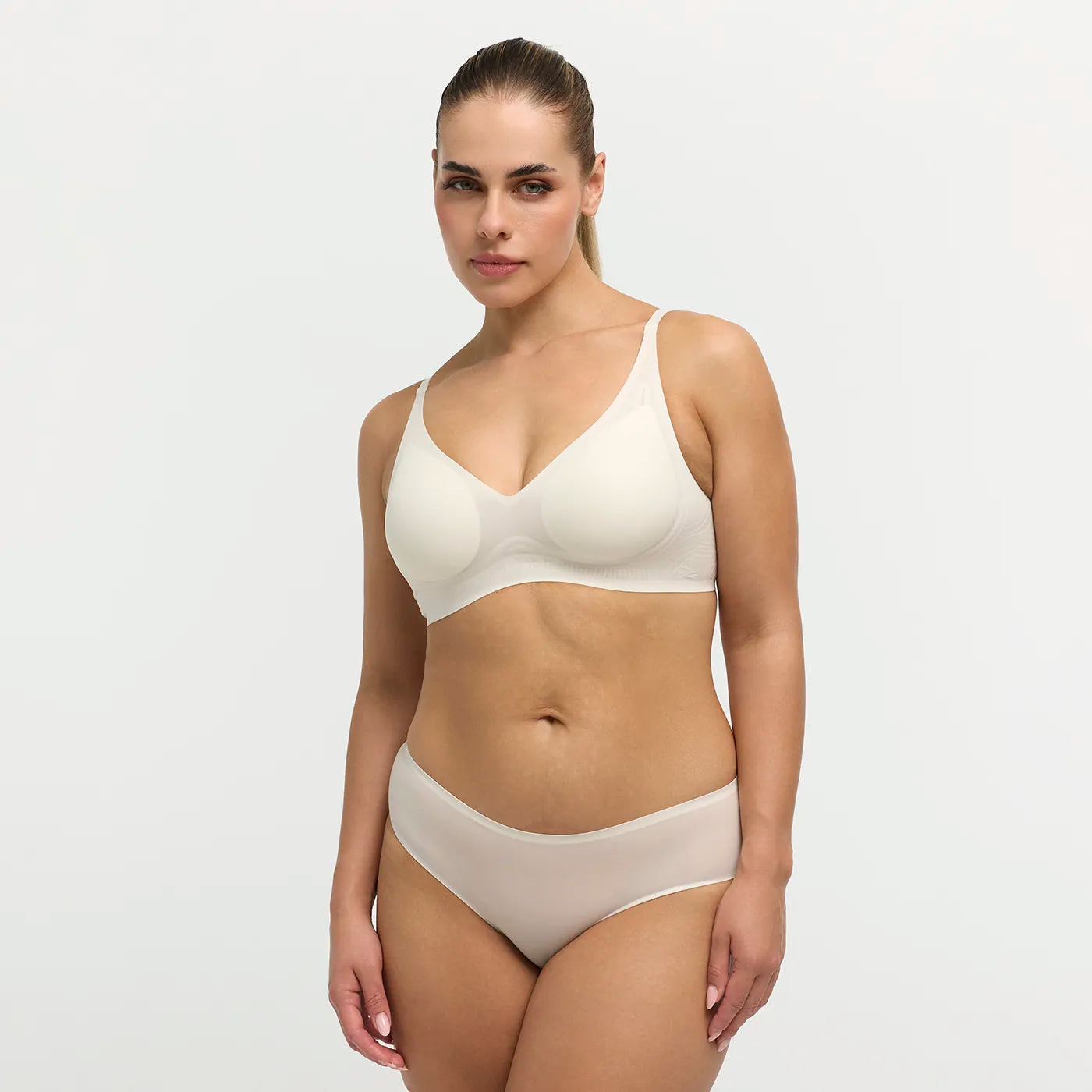 Das Model ist 1,67 m groß und hat die Körbchengröße 80C