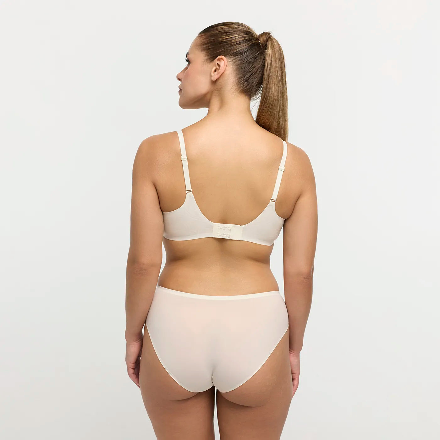 Das Model ist 1,67 m groß und hat die Körbchengröße 80C