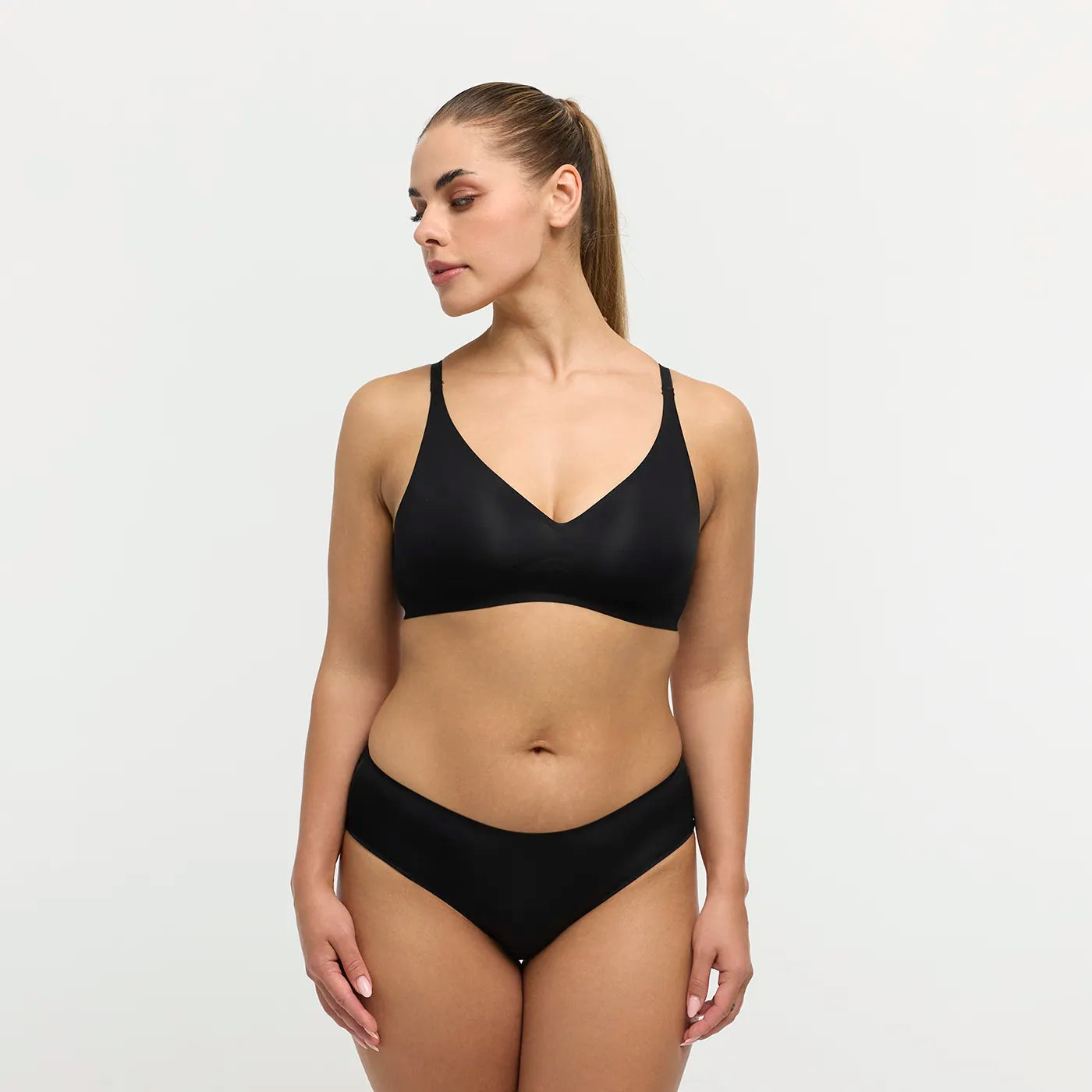 Das Model ist 1,67m groß und trägt Größe M.