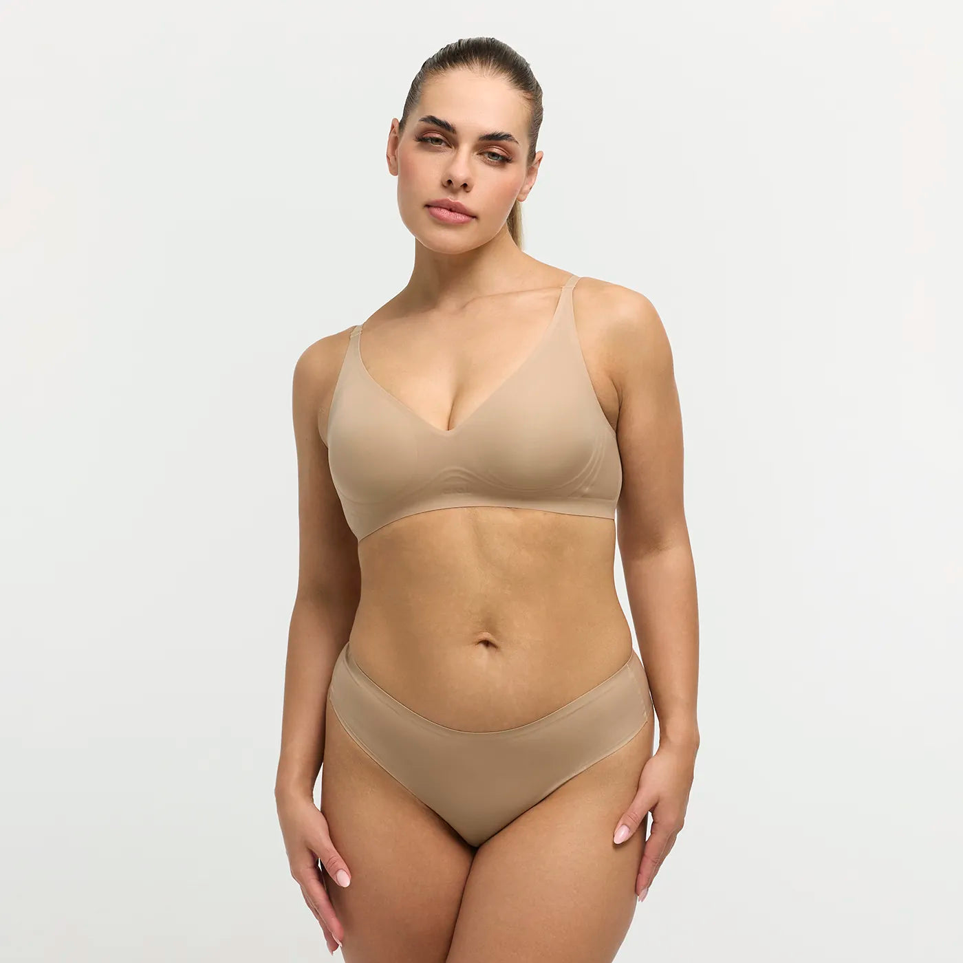Das Model ist 1,67 m groß und hat die Körbchengröße 80C