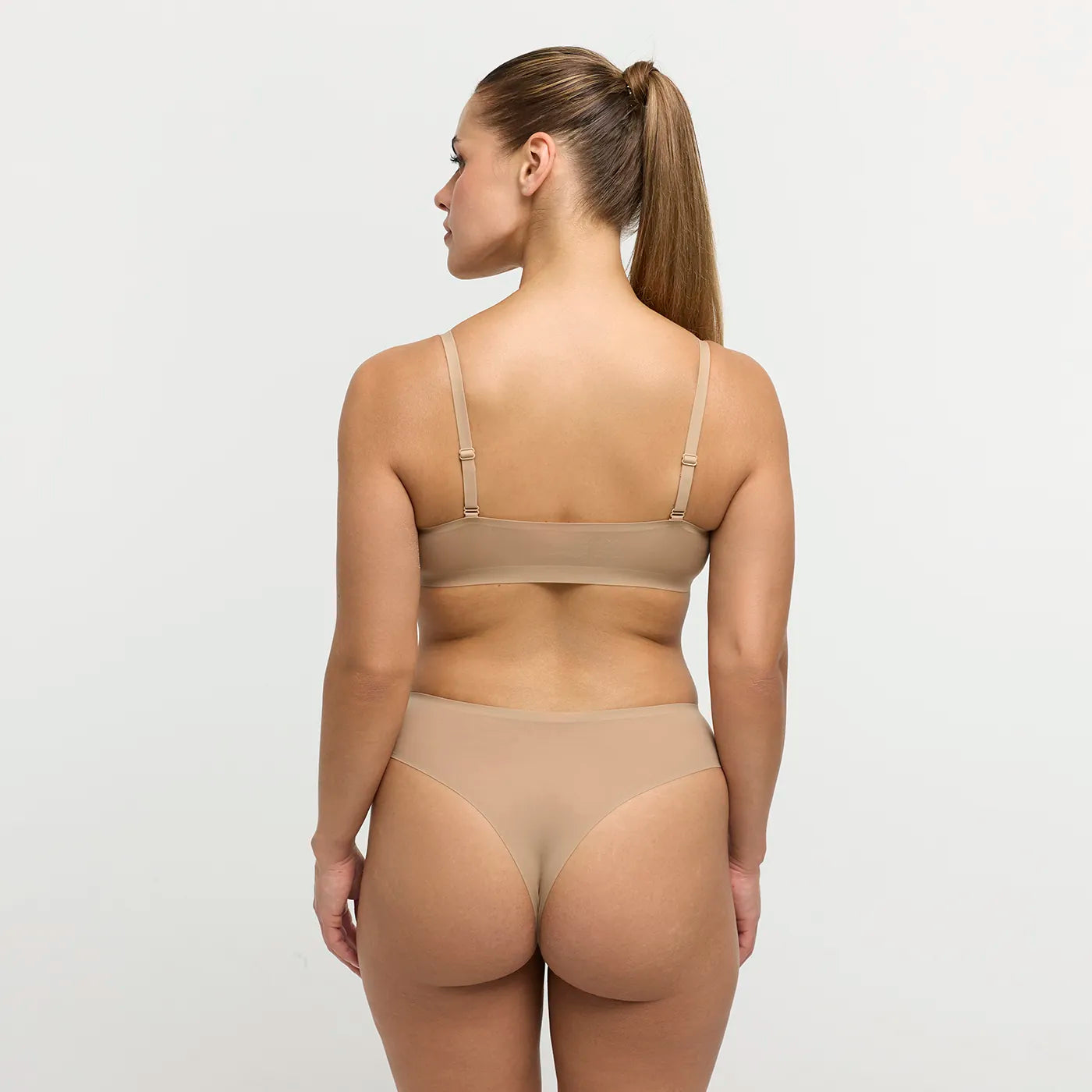 Das Model ist 1,67 m groß und hat die Körbchengröße 80C