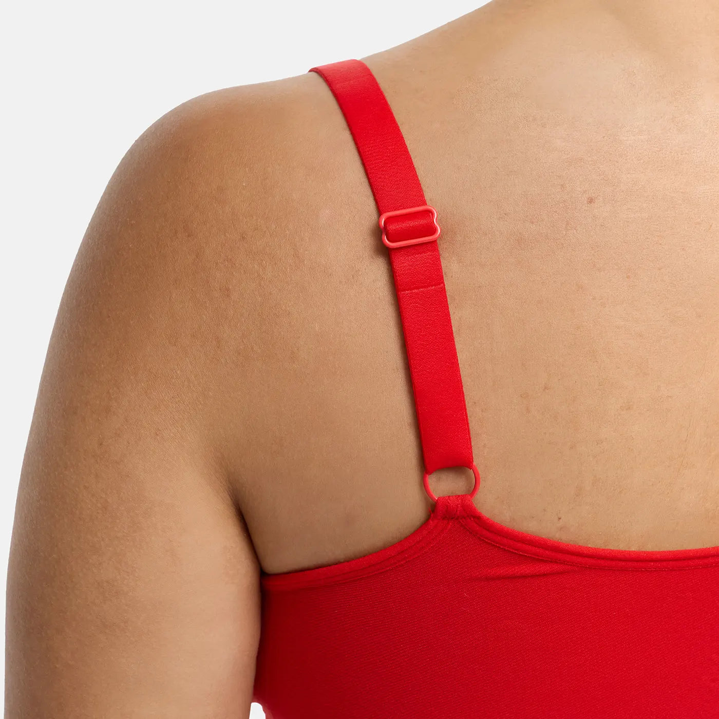 Das Model ist 1,61 m groß und trägt Größe 2XL