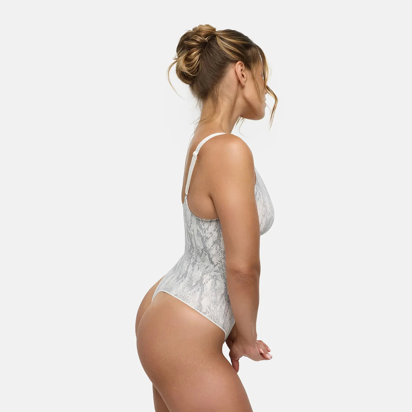 Das Model ist 1,70m groß und trägt Größe L