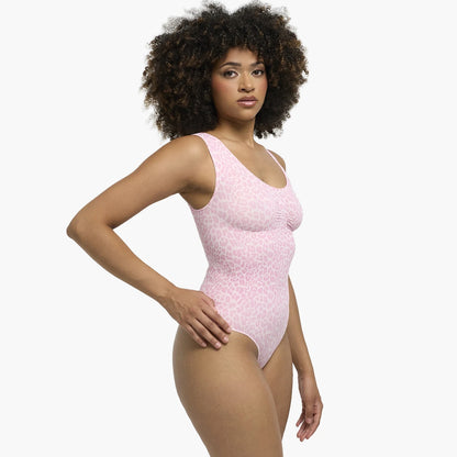 Das Model ist 1,77m groß und trägt Größe L.