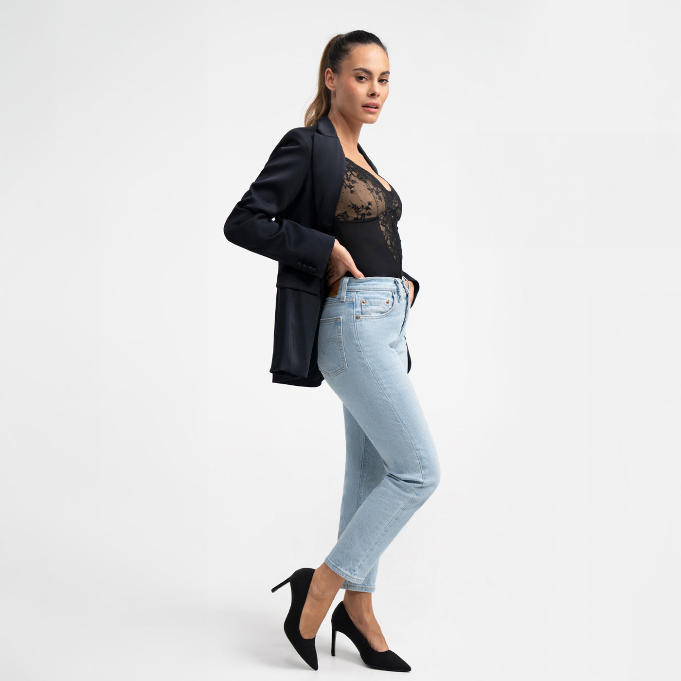 <tc>Body modellante in pizzo con perizoma</tc>